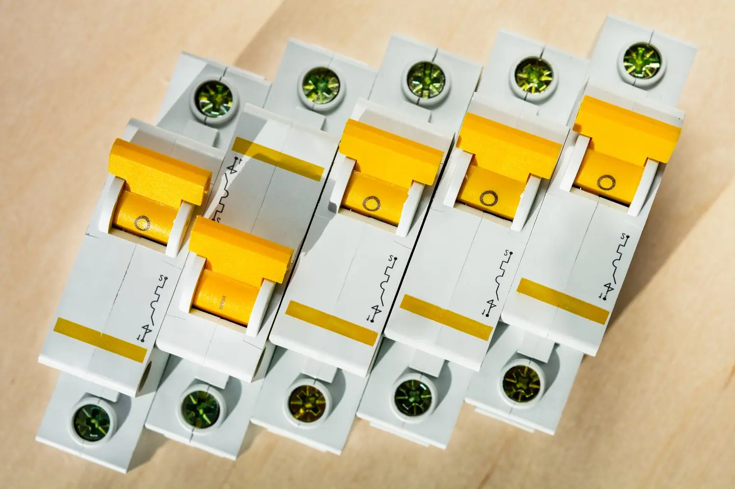 Dobór zabezpieczeń elektrycznych - przewodnik po bezpiecznikach i wyłącznikach