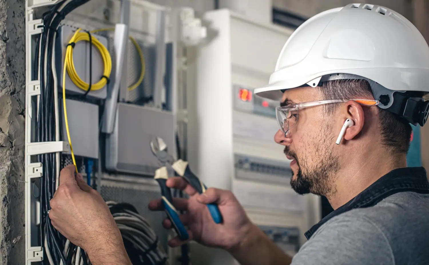 Jak diagnozować awarie instalacji elektrycznej? Poradnik dla użytkowników