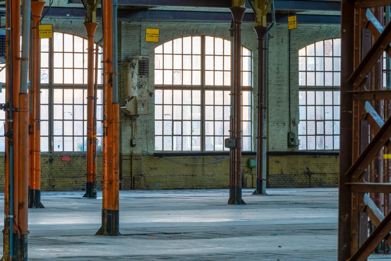 Styl industrialny w architekturze wnętrz - elementy i realizacja