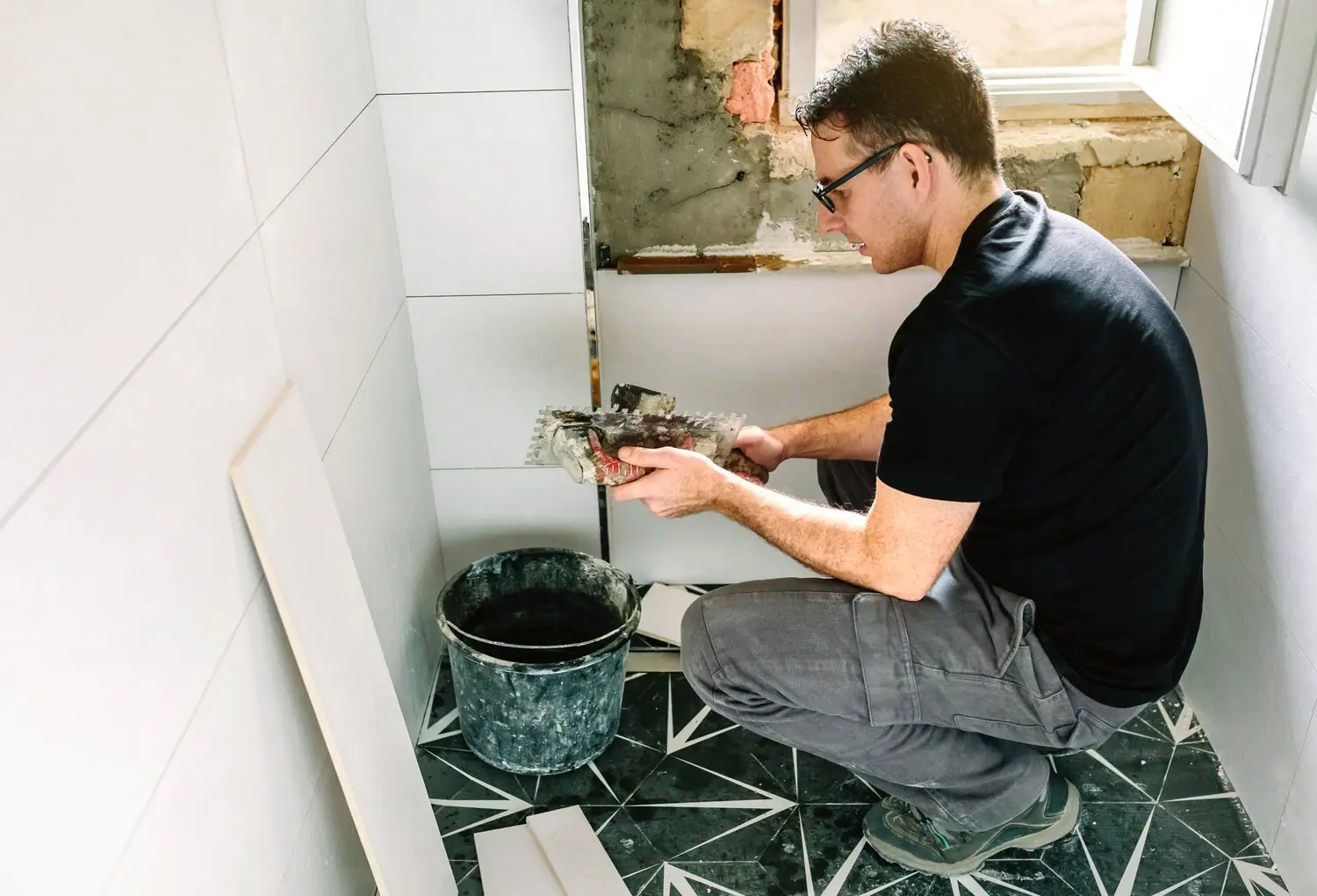 Jak wymienić płytki łazienkowe bez kucia? Nowoczesne metody