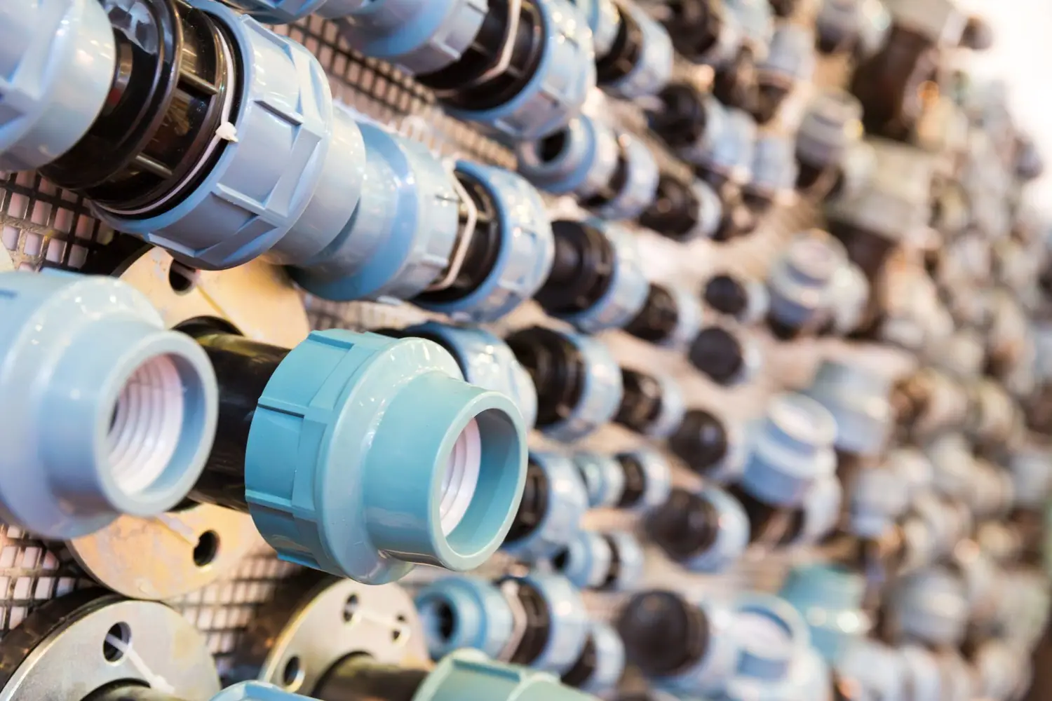 Czym się różni rura PEX od PVC? Przewodnik po materiałach hydraulicznych