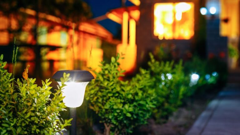 Oświetlenie domu w ogrodzie z lampami