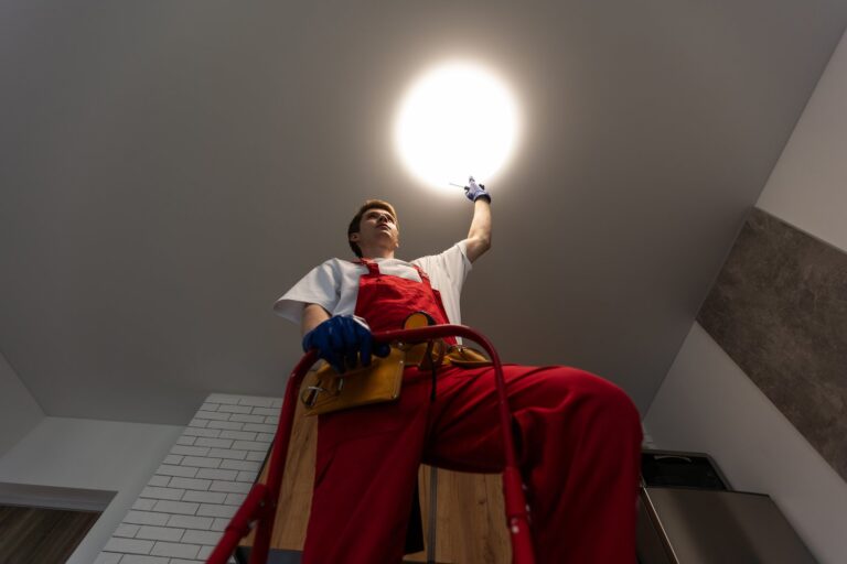 Montaż oprawy oświetleniowej sufitowej – podłączenie i zabezpieczenia